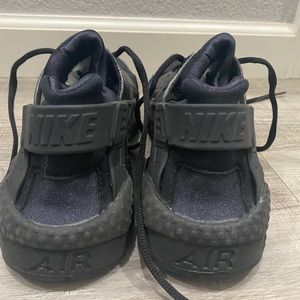 Black Nike Huaraches